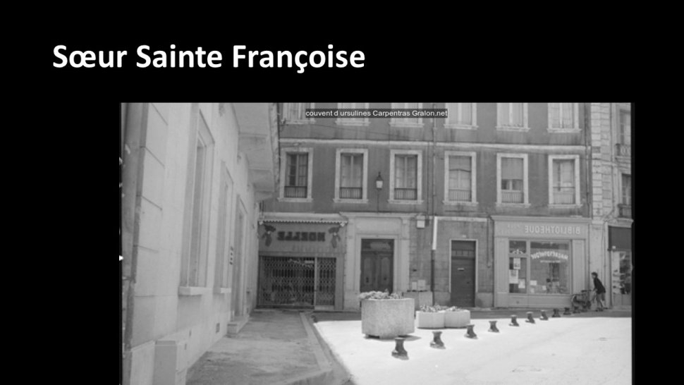 <p><a href="https://francearchives.gouv.fr/fr/findingaid/973b412ea331fbd610058d1f0e686e7361307fe7" class="spip_url spip_out auto" rel="nofollow external">https://francearchives.gouv.fr/fr/findingaid/973b412ea331fbd610058d1f0e686e7361307fe7</a></p>
<p>Le couvent était situé entre la rue du collège et la place de l'Evêché. -La chapelle, qui était constituée d'une nef unique et d'un chœur carré, était située sur la place de l'Evêché et flanquée d'un bâtiment de deux étages et de trois travées. -Il y avait également une autre aile avec une tour d'angle qui faisait retour sur la place. -La façade était ordonnancée avec quatre niveaux, dont un étage d'attique, séparés par des bandeaux. -Elle comportait trois fois cinq travées cantonnées de jambages à refends, avec une façade symétrique, axée et à travées régulières. -La travée centrale était traitée par un portail monumental avec un balcon et une fenêtre supérieure surmontée d'un fronton. -Il y avait également un petit bâtiment à gauche avec une grande porte cintrée, deux demi-étages et un étage plus élevé. -Le plan était irrégulier avec des ailes doubles ou triples en profondeur et un cloître au centre avec un seul rang d'arcades (?). -Il y avait aussi une tour à droite du choeur de l'église qui empiétait sur l'espace du cloître. Les ursulines se sont établies à Carpentras en 1627 et ont eu leur première maison rue Fornéry. -En 1637, une lettre du pape a autorisé la construction de leur couvent face au palais épiscopal. -Un plan datant de 1694 permet de localiser le couvent et de savoir comment la chapelle était avant sa transformation en bar des Palmiers. -Au nord du couvent se trouvait un cloître autour duquel était organisé le couvent, ce qui a donné sa forme à la place du Colonel-Mourret.</p>