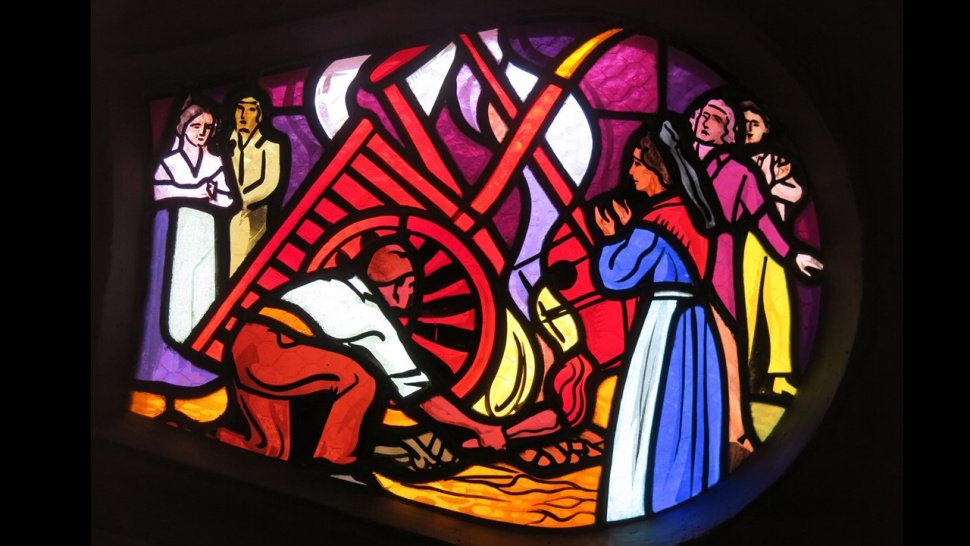 <p>La Terreur avait pris une telle ampleur et montré une injustice aussi évidente qu'elle arriva à son terme. Robespierre qui avait attisé le feu de cette Terreur fut été exécuté le 28 juillet 1794.-Le 31 juillet, les commissions populaires d'Orange et de Nimes furent suspendues.-L'ordre n'arriva officiellement à Orange que le 5 août… alors que la veille encore 4 personnes furent guillotinées.<br class='autobr' />
On voit ici la guillotine qui vacille et qui tombe ; on lui met – symboliquement – le feu</p>