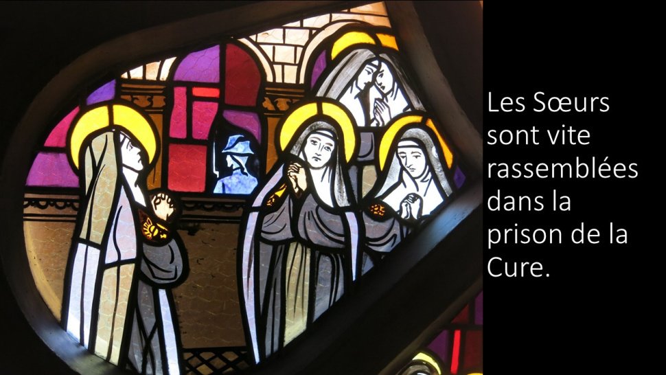 <p>Très vite, les Sœurs sont rassemblées dans la prison de la Cure.<br class='autobr' />
Elles sont fouillées, moquées, dépouillées de tout, sauf peut-être de leur croix et de certains objets de dévotion.</p>
<p>Le vitrail les représente avec leur habit religieux, mais, dans la réalité, elles portaient des habits civils.</p>